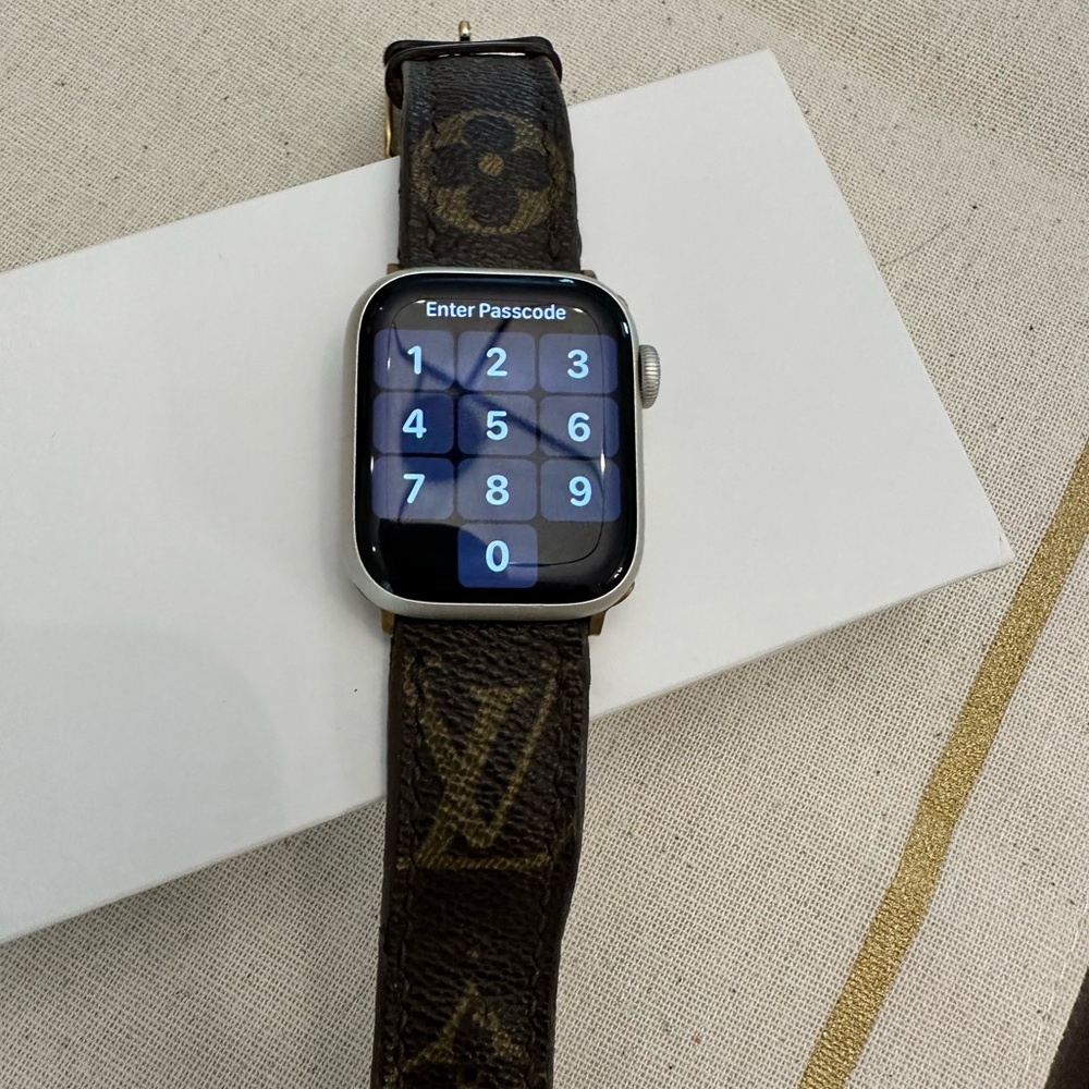 🍎 SOLD 🍎 Apple Watch Series 7 41mm Aluminum GPS Sport Band - Starlight w/ Box